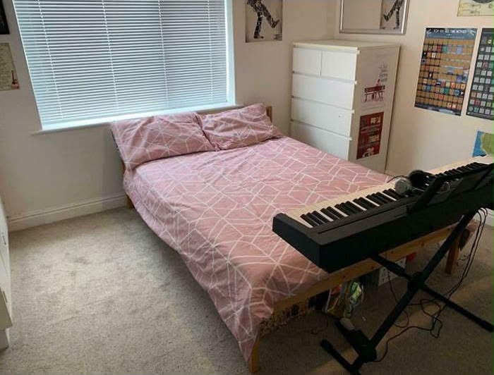 Après — Chambre encombrée